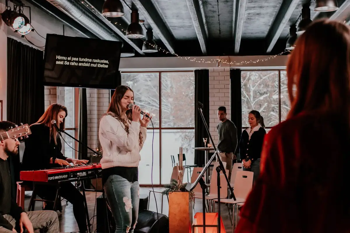 Worship evening: singers and keys in front of the windows